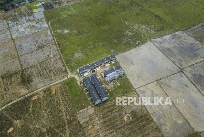 Foto udara pembangunan rumah di sekitar area persawahan daerah Tambun, Kabupaten Bekasi, Jawa Barat, Kamis (2/4/2020). Kementerian Pertanian mencegah alih fungsi lahan melalui UU No