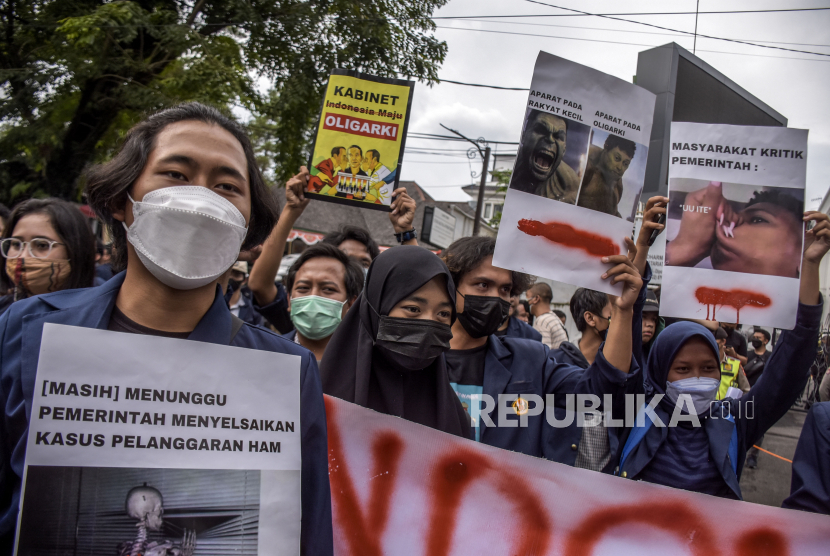 Sejumlah mahasiswa dari berbagai universitas membentangkan poster saat berunjuk rasa di depan Gedung DPRD Provinsi Jawa Barat, Jalan Diponegoro, Kota Bandung, Kamis (28/10). (Ilustrasi)