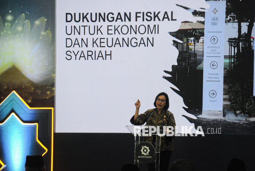 Menteri Keuangan Republik Indonesia Sri Mulyani menyampaikan paparannya saat menghadiri acara sarasehan di Gedung Bank Indonesia, Jakarta, Rabu (13/8/2025). Majelis Ulama Indonesia bekerjasama dengan Bank Indonesia menggelar kegiatan Sarasehan Nasional Ekonomi Syariah dalam rangka refleksi Kemerdekaan RI tahun 2025 dengan tema Menjadikan Indonesia Pusat Ekonomi Syariah Dunia. Kegiatan tersebut merupakan upaya pengembangan ekonomi syariah dalam newujudkan Indonesia sebagai pusat ekonomi syariah global dengan menjalin sinergitas antar lintas pihak sehingga dapat membangun ekosistem ekonomi syariah yang inklusif dan berdaya saing.