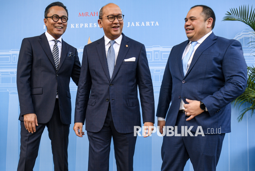 CEO (Chief Executive Officer) Daya Anagata Nusantara (Danantara) Rosan Roeslani (tengah) berbincang bersama Chief Operating Officer (COO) Bidang Investasi Danantara Pandu Patria Sjahrir (kanan) dan COO Operasional Danantara Dony Oskaria (kiri) usai menghadiri peresmian badan pengelola investasi Danantara di Istana Negara, Jakarta, Senin (24/2/2025). Dalam keterangannya Rosan Roeslani membantah lembaga pengelola investasi Danantara kebal hukum, sehingga Danantara juga dapat diaudit oleh Badan Pemeriksa Keuangan (BPK) hingga Komisi Pemberantasan Korupsi (KPK). 