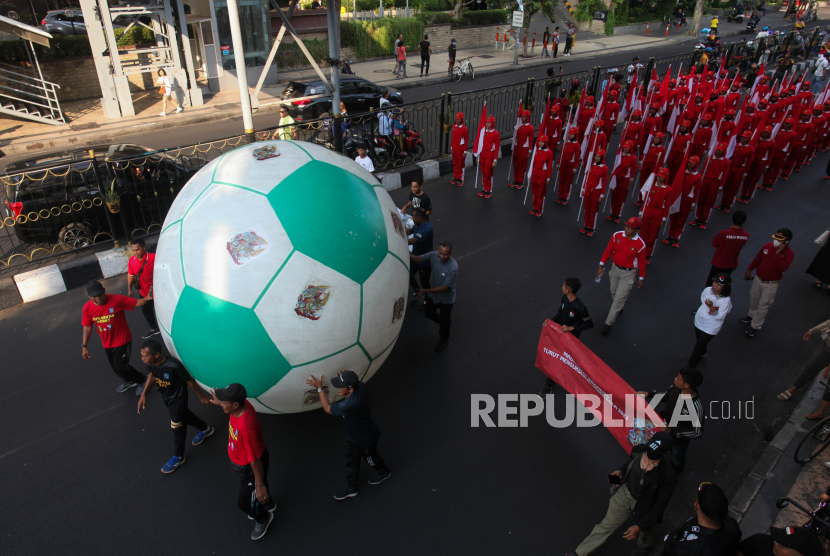 Sejumlah petugas menggelindingkan bola besar saat Trophy Experience FIFA U-17 World Cup  (ilustrasi)