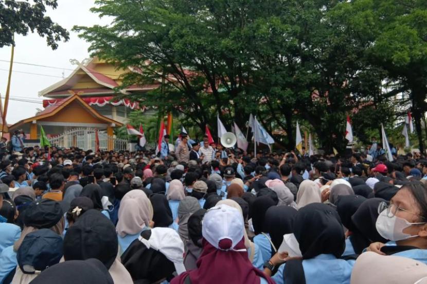 Pimpinan DPRD Riau temui dan jawab aspirasi demonstrasi mahasiswa.