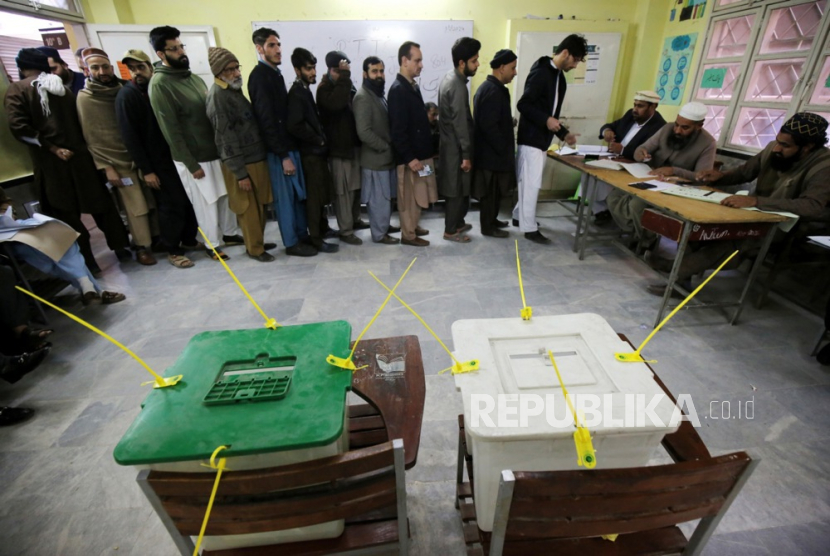 Masyarakat memberikan suara mereka di TPS saat pemilihan umum di Peshawar, Pakistan, 8 Februari 2024.