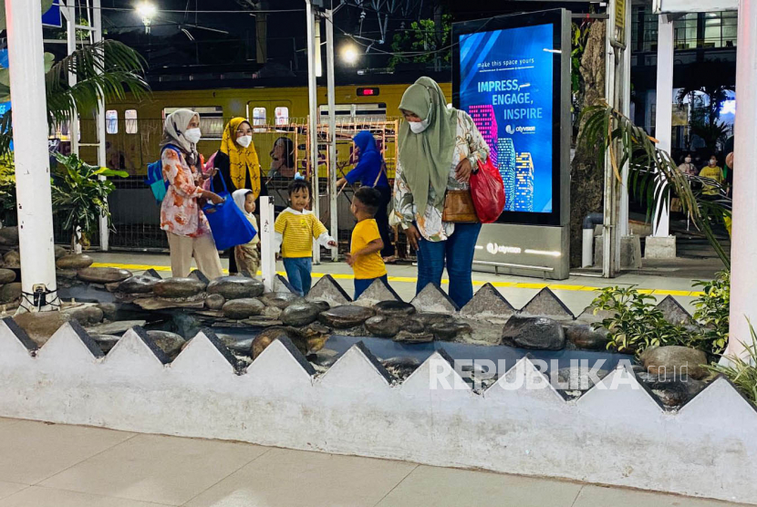 Pembatas taman di Stasiun Bogor tengah menjadi perbincangan di media sosial karena berbentuk zigzag atau runcing.