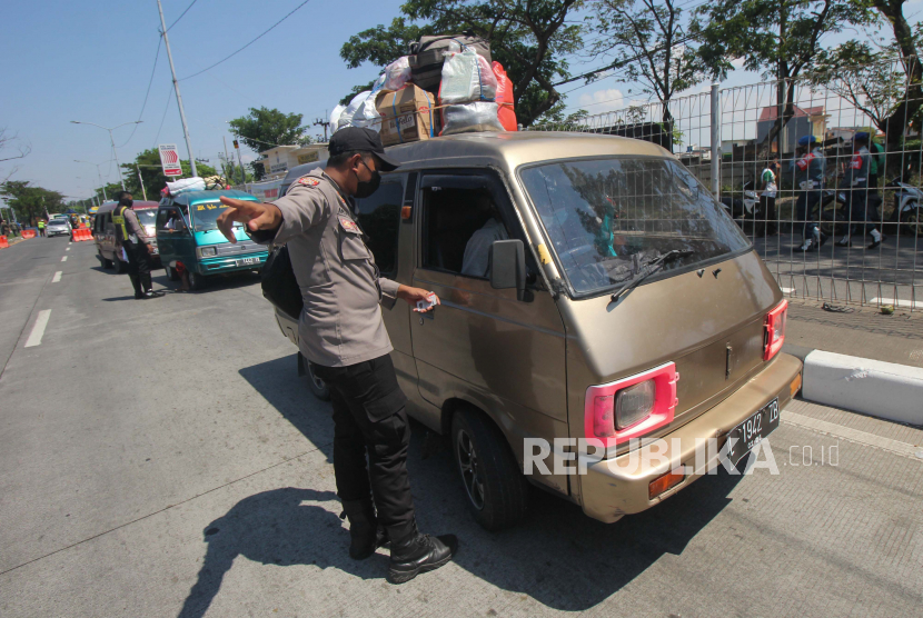 Polisi memeriksa dokumen milik warga di Jawa Timur. Kementerian PUPR membuka satu jalur di Duduksampeyan Gresik menjelang arus mudik.