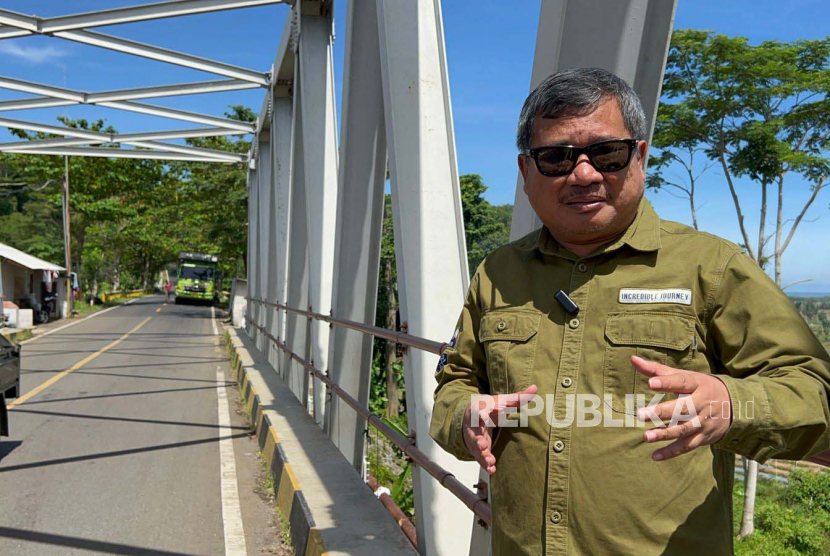 Bupati Garut, Rudy Gunawan, meninjau kondisi jalan altrnatif.