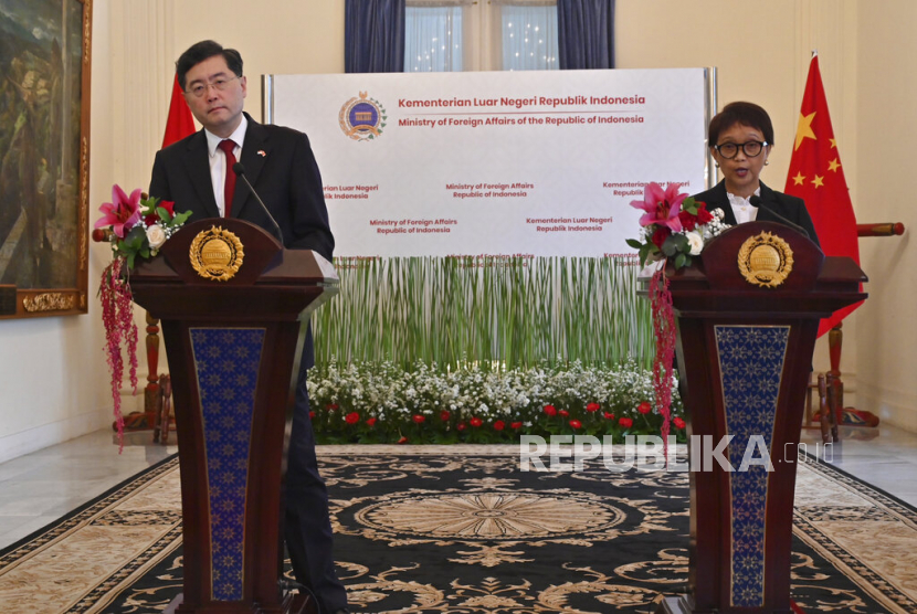 Indonesian Foreign Minister Retno Marsudi, right, speaks to the media as her Chinese counterpart Qin Gang listens during a press conference after their meeting at the 4th Joint Commission for Bilateral Cooperation in Jakarta, Indonesia, Wednesday, Feb. 22, 2023. 