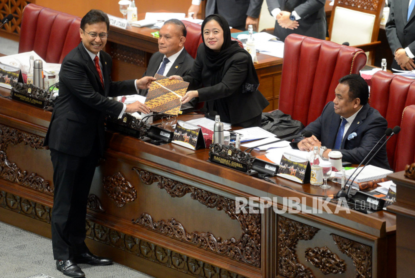 Ketua DPR Puan Maharani menerima dokumen pandangan pemerintah dari Menteri Kesehatan Budi Gunadi Sadikin saat Rapat Paripurna ke-29 Masa Persidangan V Tahun Sidang 2022-2023 di Kompleks Parlemen, Senayan, Jakarta, Selasa (11/7/2023). Dalam Rapat Paripurna tersebut DPR resmi mengesahkan Omnibus Law Rancangan Undang-Undang (RUU) tentang kesehatan menjadi Undang-undang (UU). 