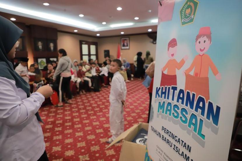 Amazing Muharam 1446 H, Kemenag Khitan 100 Anak dan Santuni Ribuan Yatim-Dhuafa