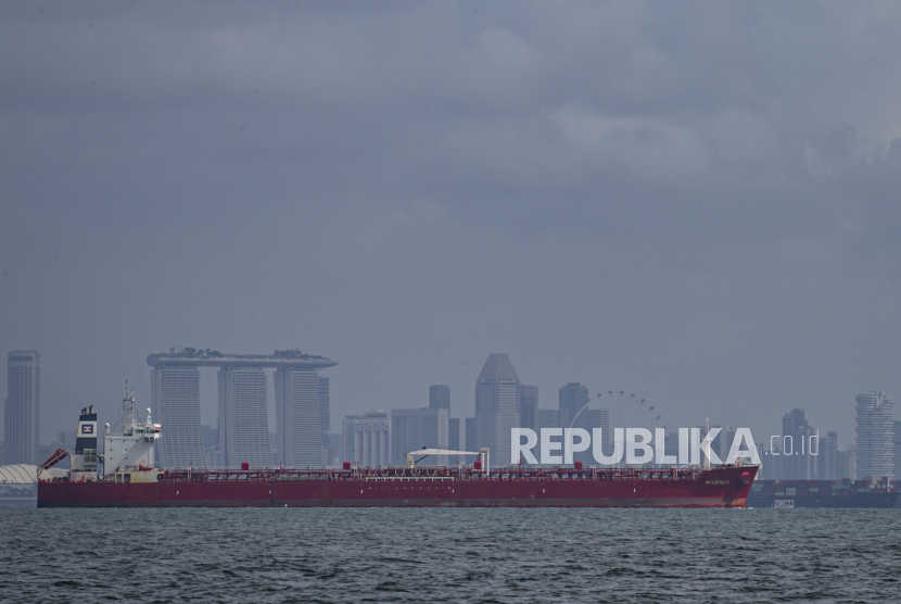 Sebuah kapal kargo melintas di perairan Selat Malaka, Batam, Kepulauan Riau, Senin (31/8/2020). 