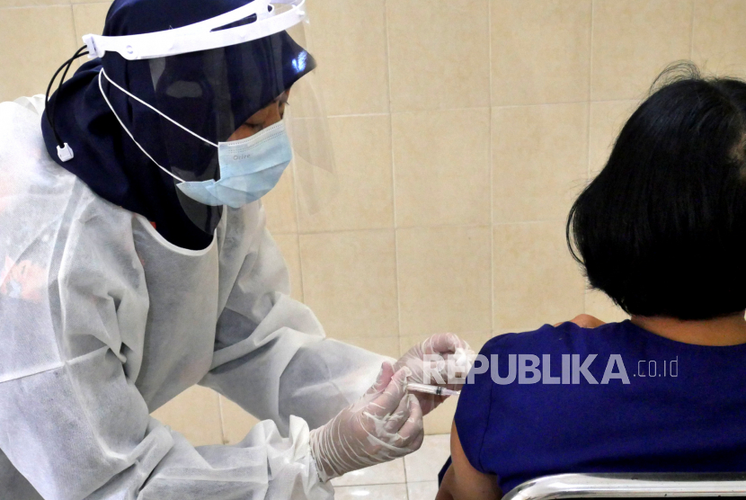 Seorang tenaga kesehatan (Nakes) sedang menyuntikkan vaksin Covid-19. Pemkab Tangerang akan melakukan rekrutmen relawan perawat pemulihan kesehatan Covid-19. Foto ilustrasi.