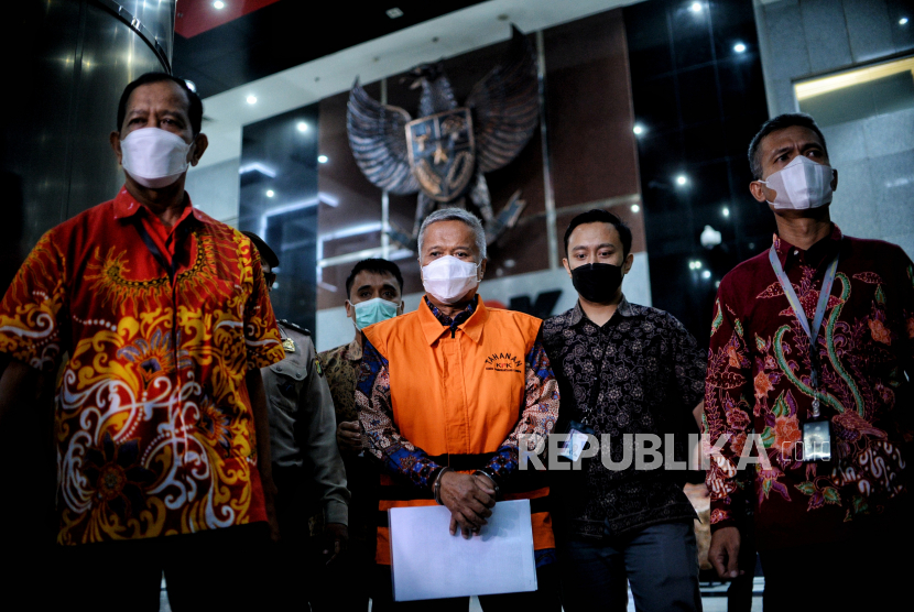 Tersangka Hakim Agung Sudrajad Dimyati yang terjerat OTT KPK mengenakan rompi tahanan saat berjalan menuju mobil tahanan usai dihadirkan dalam konferensi pers di Gedung Merah Putih KPK, Jakarta, Sabtu (24/9/2022).
