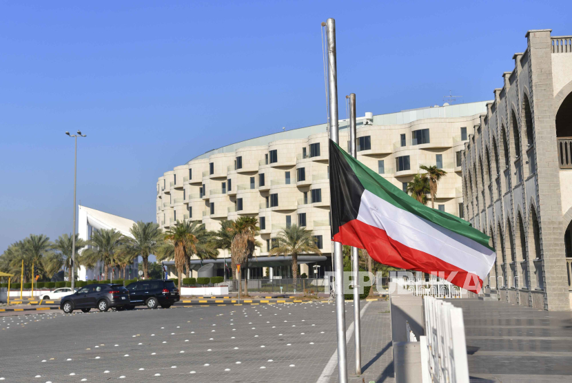 Pengibaran bendera setengah tiang di Kuwait terkait meninggalnya Emir Sheikh Nawaf.