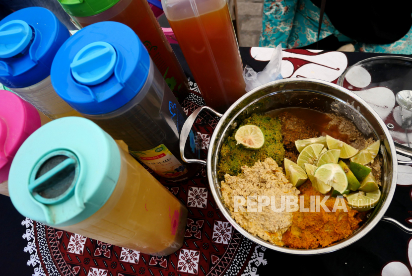Ramuan jamu tradisional khas Kiringan dibawa penjual saat Gelaran Ngombe Jamu di Plaza Ngasem, Yogyakarta, Ahad (19/12/2021). Upaya nominasi jamu sebagai Warisan Budaya Tak Benda UNESCO sudah didorong sejak 2013.