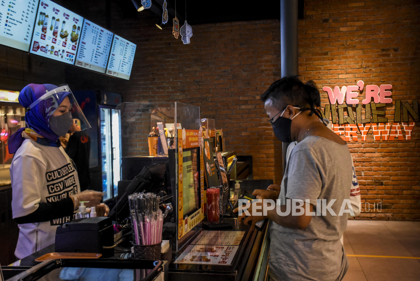 Pengunjung memesan makanan di area bioskop CGV Cinemas di Bandung Electronic Center, Jalan Purnawarman, Kota Bandung, Jumat (9/10). Pemerintah pusat mendorong penggunaan alat deteksi Covid-19, GeNose C19 di bioskop-bioskop untuk menarik kunjungan wisatawan. 