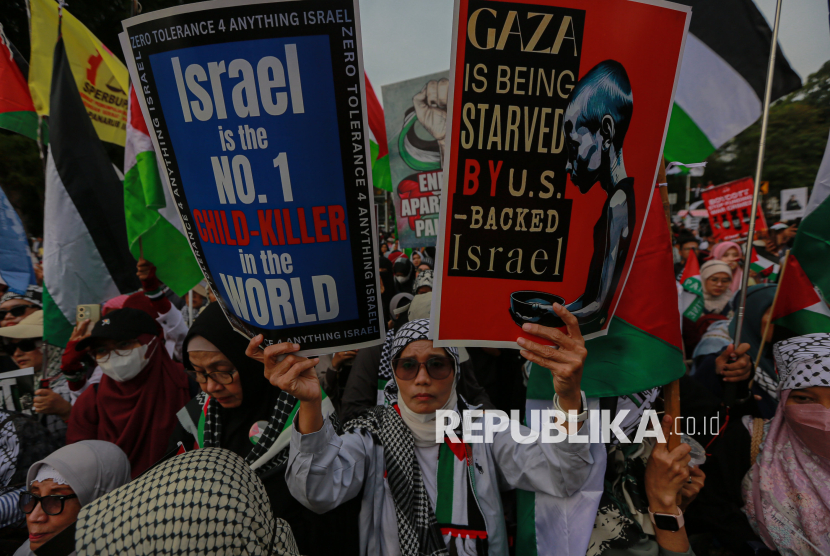 Massa solidaritas Palestina turun ke jalan di depan Kedutaan Besar Amerika Serikat untuk Indonesia di Gambir, Jakarta Pusat, Selasa (7/10/2025).