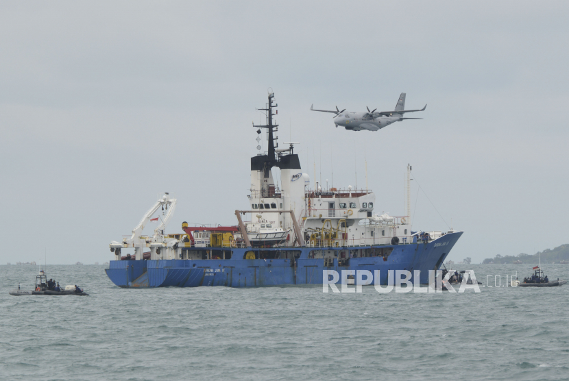 Sebuah pesawat udara patroli maritim CN-235 milik Puspenerbal melintas di atas kapal riset Baruna Jaya IV yang melakukan pencarian korban dan puing pesawat Sriwijaya Air SJ182 di perairan Kepulauan Seribu, Jakarta, Kamis (14/1/2021). Tim SAR gabungan pada hari keenam kembali melakukan pencarian dari puing dan korban dari pesawat Sriwijaya Air SJ182 dengan tujuan Jakarta-Pontianak yang jatuh di antara Pulau Laki dan Pulau Lancang pada Sabtu (9/1/2021). 