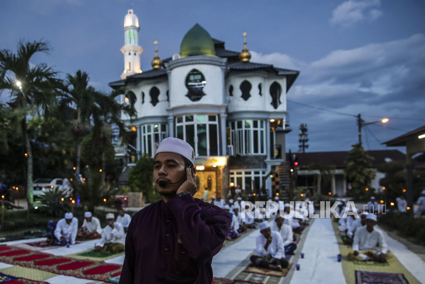 Muadzin mengumandangkan adzan untuk shalat di Madrasah Darul Solihin Al Qadiri, Kuala Lumpur, Malaysia, Kamis (14/5) malam. Malaysia sebagian akan melonggarkan aturan larangan sholat berjamaah di sebagian besar masjid mulai 15 Mei