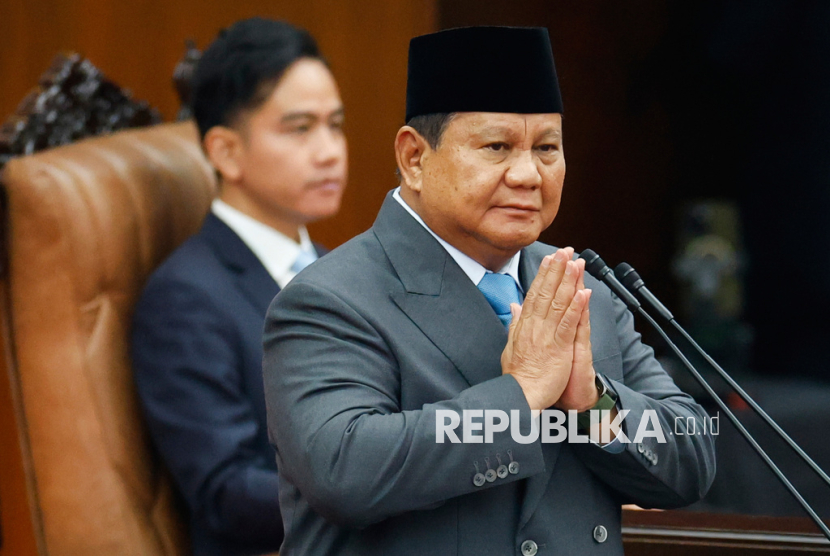 Presiden RI Jenderal (Purn) Prabowo Subianto memberikan salam sebelum berpidato dalam Sidang Tahunan MPR di Kompleks Parlemen, Senayan, Jakarta Pusat, Jumat (15/8/2025).