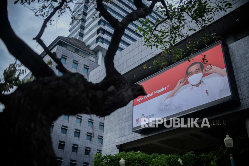 Papan digital imbauan menggunakan masker terpasang di area Gedung DPRD Provinsi DKI Jakarta di Jakarta, Senin (4/1). (ilustrasi)