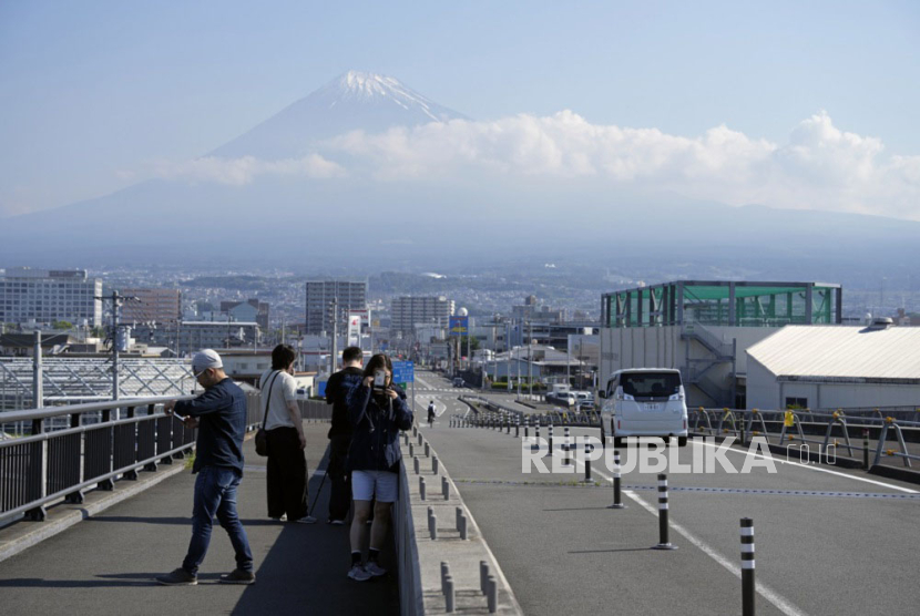 Wisatawan asing berfoto di Fujisan Yumeno Ohashi atau Jembatan Impian Besar Gunung Fuji yang latar belakang Gunung Fuji, di Kota Fuji, prefektur Shizuoka, Jepang tengah, 08 Juni 2024.