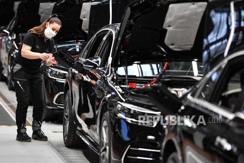 Seorang pekerja merakit Mercedes S-class baru selama acara pers untuk pembukaan jalur produksi Factory 56 di Sindelfingen, Jerman, 02 September 2020. Pemerintah Jerman tidak akan menyetujui rencana Uni Eropa untuk secara efektif melarang penjualan mobil baru dengan mesin berbahan bakar fosil mulai tahun 2035.