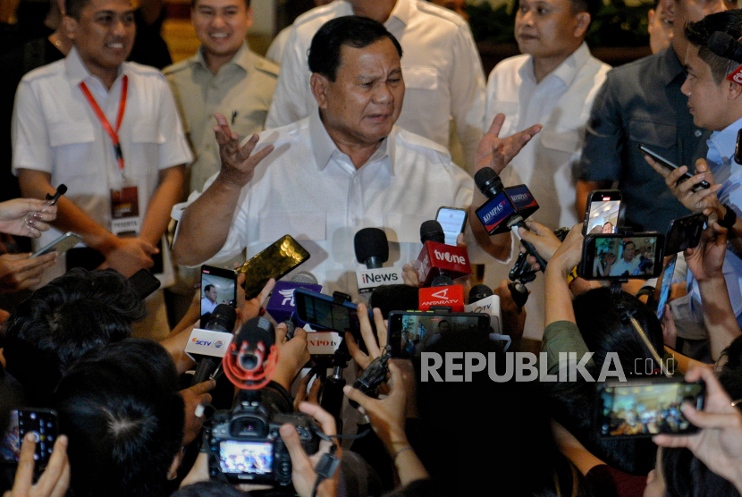 Ketua Umum DPP Partai Gerindra Prabowo Subianto menyampaikan keterangan pers usai Rapat Pimpinan Nasional Partai Gerindra di Jakarta Selatan, Senin (23/10/2023). 