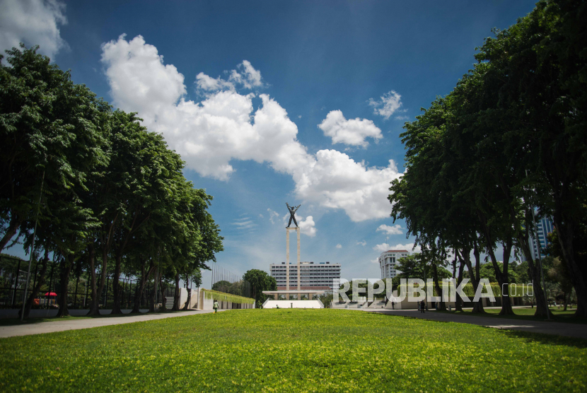 Suasana langit biru di Jakarta terlihat di Taman Lapangan Banteng, Jakarta (ilustrasi).