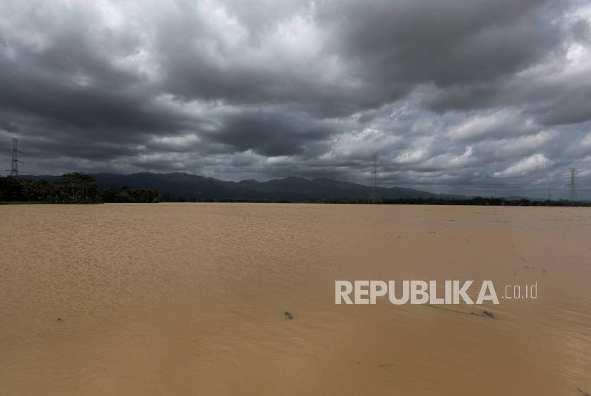 Banjir merendam lahan persawahan milik warga di Desa Nusadadi, Sumpiuh, Banyumas, Jateng, Rabu (18/11/2020). BMKG memperkirakan pancaroba telah mulai di Jawa Tengah bagian selatan.