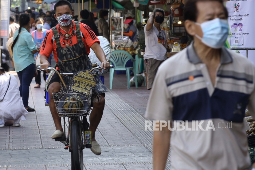Thailand Mulai Program Vaksinasi Covid-19. Sejumlah orang memakai masker wajah di Bangkok, Thailand, Selasa (12/1). Thailand memperingati satu tahun sejak pertama kali terinfeksi COVID-19, pada 12 Januari 2020. EPA-EFE/NARONG SANGNAK
