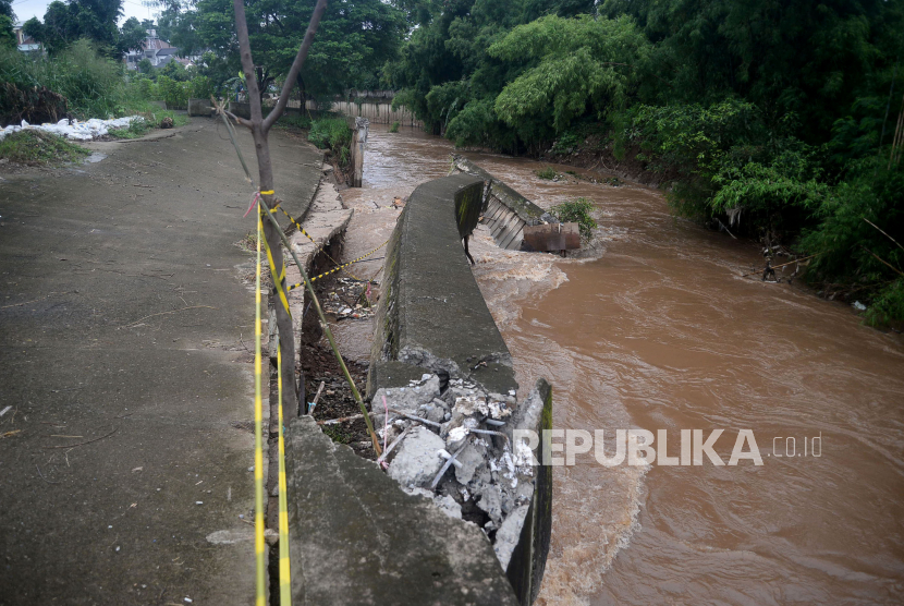 Kondisi tanggul di aliran kali pesanggrahan yang longsor di Kawasan Srengseng, Jakarta Barat. Anggota DPRD DKI mendesak Pemprov untuk segera membebaskan bantaran Kali Pesanggrahan