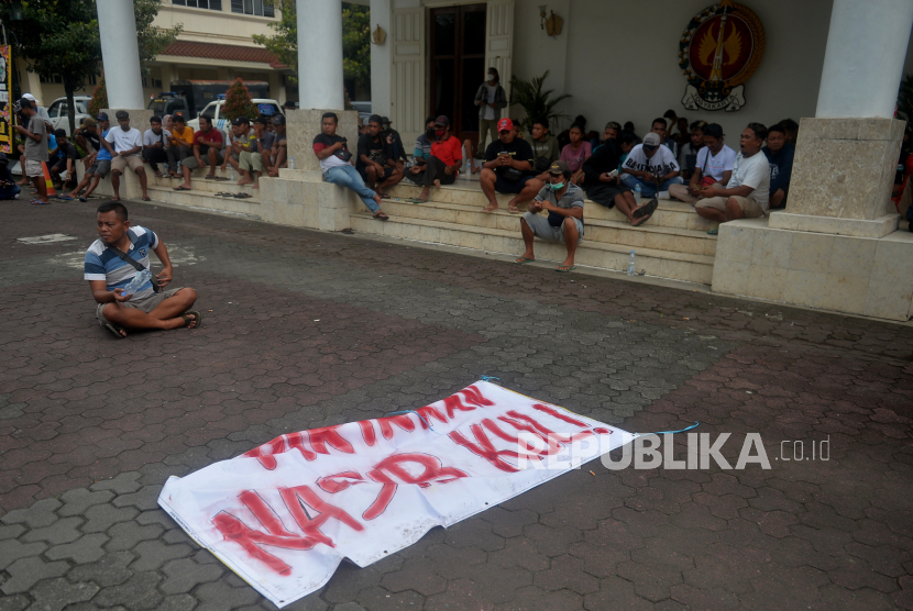 Ratusan Penambang Pasir Geruduk Gedung DPRD DIY | Republika Online