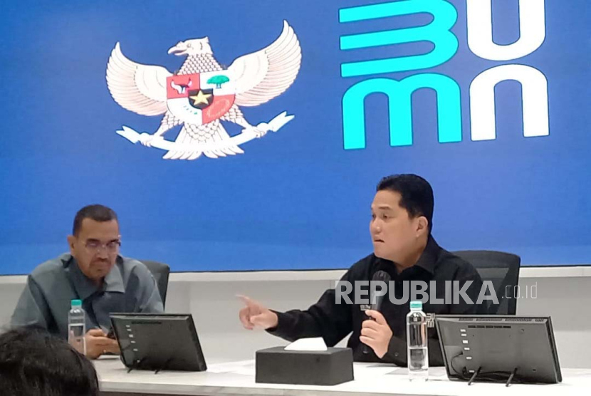 Menteri BUMN Erick Thohir menjawab berbagai pertanyaan wartawan terkait isu soal BUMN di Jakarta, Selasa (19/12/2023).