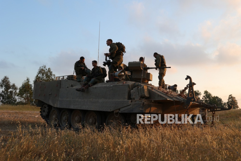 Tentara Israel di sepanjang perbatasan dengan Gaza di Israel selatan, 7 April 2024.