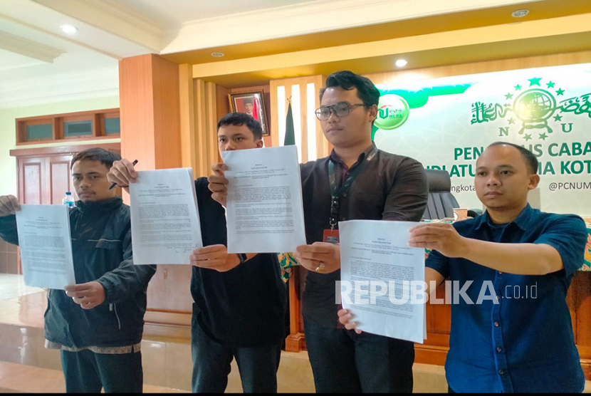 Koalisi Masyarakat Sipil memberikan pernyataan resmi terkait sidang kasus tragedi Kanjuruhan di Kota Malang, Senin (27/2/2023). 