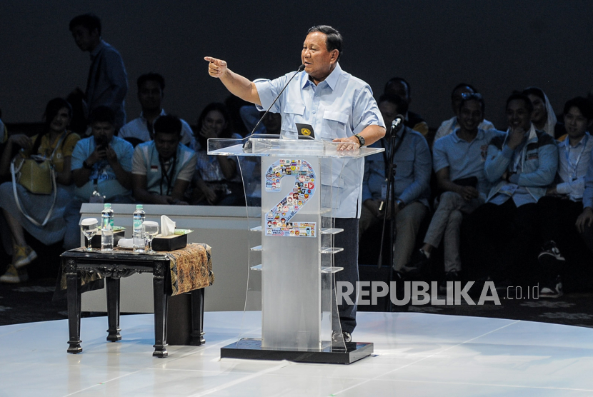 Calon Presiden nomor urut 2 Prabowo Subianto menyampaikan pidato politik saat Apel Akbar Tim Kampanye Nasional (TKN) Muda Prabowo-Gibran di Jakarta Convention Center, Jakarta, Jumat (2/2/2024). 
