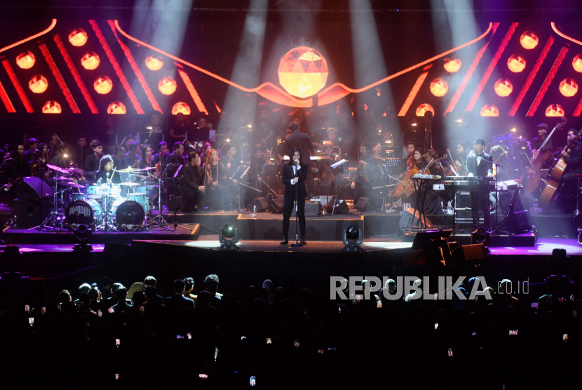 Grup musik Dewa 19 tampil dalam konser bertajuk Dewa 19 - A Night At The Orchestra Episode 2 di Jakarta International Velodrome, Jakarta. (Ilustrasi)