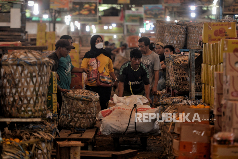 Pedagang beraktivitas di Pasar Induk Kramat Jati, Jakarta Timur, Senin (10/1). Pemprov DKI Jakarta melalui Perumda Pasar Jaya   berencana akan merevitalisasi Pasar Induk Kramat Jati dengan luas 14,7 hektare ini pada tahun 2022. Republika/Thoudy Badai