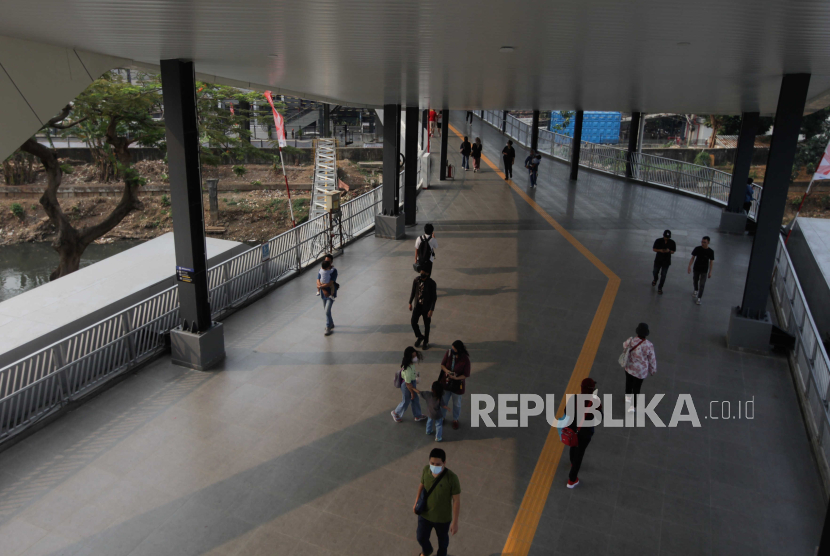 Warga berjalan melewati jembatan penyeberangan multiguna (JPM) Dukuh Atas di Jakarta, Jumat (1/9/2023). JPM Dukuh Atas yang memiliki konsep ramah pejalan kaki, ramah pesepeda dan mengintegrasikan moda transportasi LRT, MRT, KRL Jabodetabek dan Kereta Bandara tersebut sudah bisa dimanfaatkan oleh masyarakat.