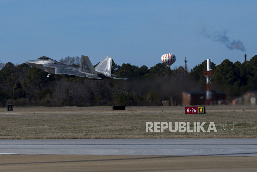  Foto ini disediakan oleh Angkatan Udara A.S. menunjukkan seorang pilot Angkatan Udara A.S. lepas landas dengan F-22 Raptor di Pangkalan Bersama Langley-Eustis, Va., Sabtu, 4 Februari 2023. Atas arahan Presiden Joe Biden, jet tempur dikerahkan untuk menembak jatuh balon mata-mata di lepas pantai Carolina Selatan. 