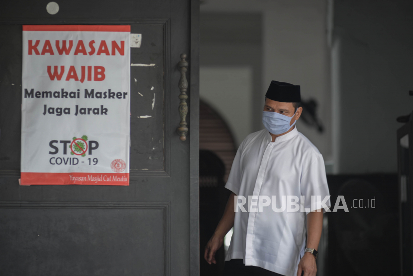 Jemaah menggunakan masker usai melaksanakan shalat Jumat. Ilustrasi