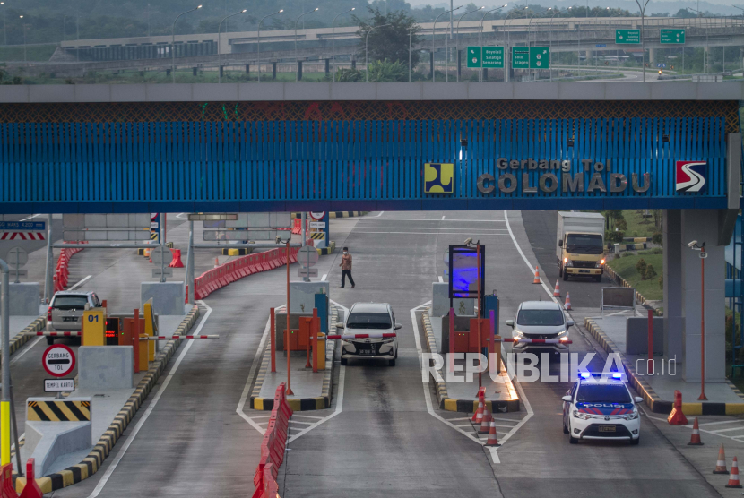 Kendaraan keluar tol melalui Gerbang Tol Colomadu, Karanganyar, Jawa Tengah, Selasa (21/4/2020). Pemerintah menetapkan kebijakan larangan mudik dan berencana mambatasi kendaraan yang melewati jalan tol hanya untuk kepentingan mengangkut logistik, layanan kesehatan hingga perbankan