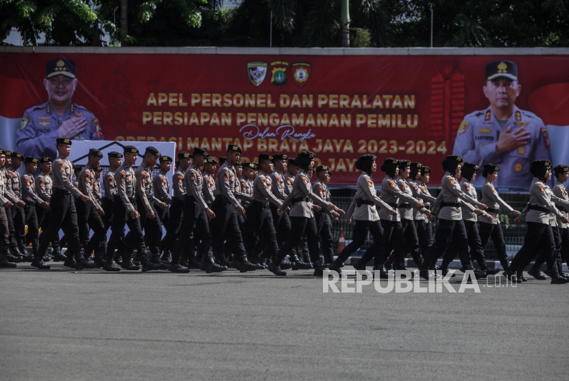 Polisi berbaris saat simulasi apel personel dan peralatan pengamanan Pemilu 2024.