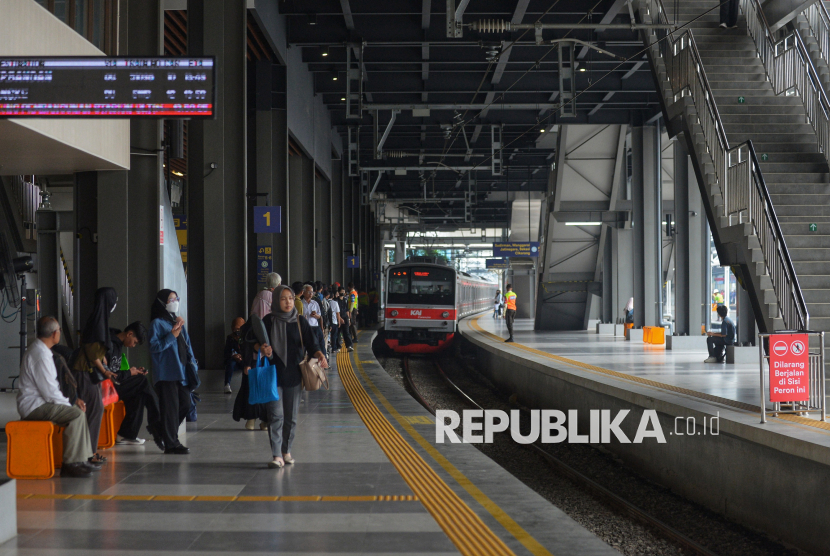 Rangkaian kereta KRL memasuki peron di Stasiun Tanah Abang Baru, Jakarta, Jumat (17/10/2025). Stasiun Tanah Abang kini telah bertransformasi dan beroperasi dengan wajah barunya. Salah satu stasiun kereta terpadat tersebut kini mampu melayani hingga 300.000 penumpang per hari. Pengoperasian Stasiun Tanah Abang Baru ini menandai babak baru integrasi transportasi modern di jantung Jakarta yang lebih efisien, aman, dan nyaman bagi penumpang.