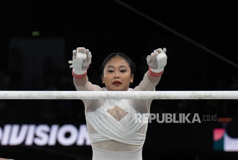 Pesenam putri Indonesia Rifda Irfanaluthfi melakukan gerakan pada nomor palang bertingkat saat pemanasan kualifikasi senam artistik putri subdivision 1 Olimpiade Paris 2024 di Bercy Arena, Paris, Prancis, Ahad (28/7/2024). 