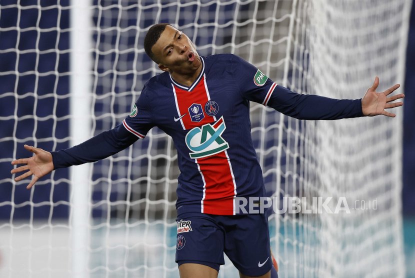  Kylian Mbappe dari Paris Saint Germain merayakan setelah mencetak gol ketiga timnya selama pertandingan sepak bola Coupe de France (Piala Prancis) antara Paris Saint Germain dan Lille OSC di Paris, Prancis, 17 Maret 2021.