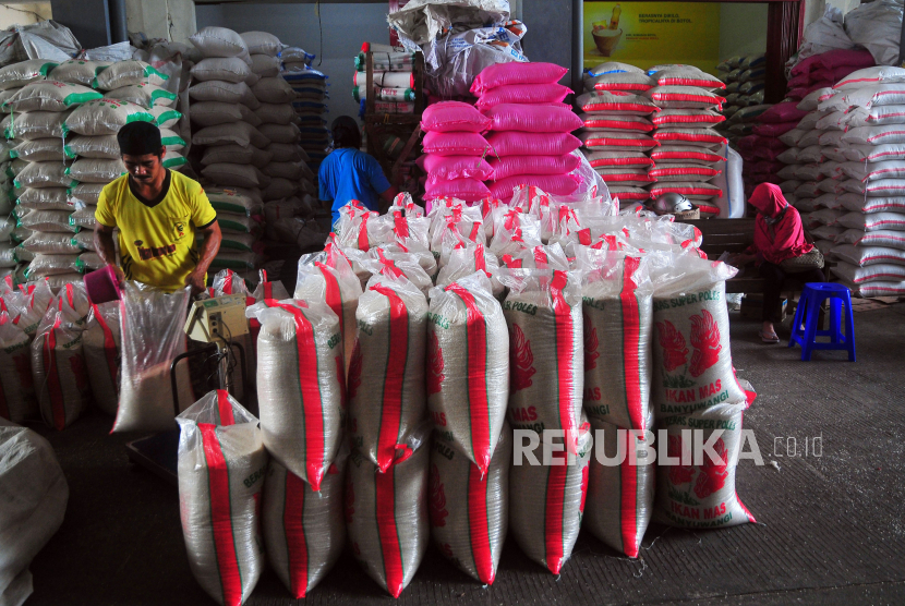 Pekerja menimbang beras di Pasar Baru, Wergu Wetan, Jati, Kudus, Jawa Tengah, Senin (6/2/2023). Menurut pedagang, harga beras di tingkat tengkulak di pasar itu naik sejak sepekan terakhir dari Rp10.600 menjadi Rp11.350 per kilogram untuk beras medium sedangkan untuk beras premium dari Rp12.500 menjadi Rp14.000 per kilogram akibat pasokan di pasaran berkurang dampak dari bencana banjir di sejumlah daerah yang menyebabkan gagal panen. ANTARA FOTO/Yusuf Nugroho/foc.