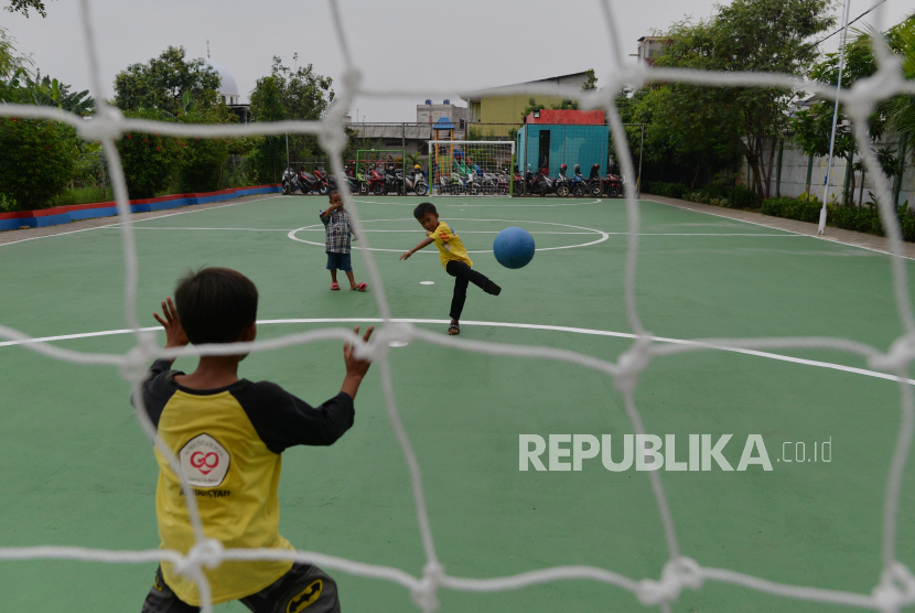 Anak-anak bermain bola di lapangan BMW Safe Space di RPTRA Rorotan Indah, Jakarta Utara, Kamis (7/12/2023) (ilustrasi).