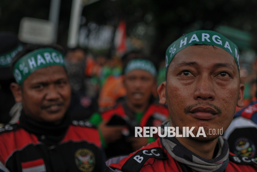 Pengemudi ojek online (Ojol) menggelar aksi di kawasan Patung Kuda, Jakarta, Selasa (20/5/2025).  Pengemudi ojek daring yang tergabung dalam Asosiasi Pengemudi Ojol Garuda Indonesia menggelar aksi disejumlah titik di Jakarta yakni di kawasan Patung Kuda, Gedung DPR RI hingga kantor Kementerian Perhubungan. Aksi tersebut digelar untuk menyuarakan sejumlah tuntutan salah satunya kebijakan potongan biaya aplikasi sebesar 20 persen oleh aplikator yang dinilai memberatkan para pengemudi ojek online.