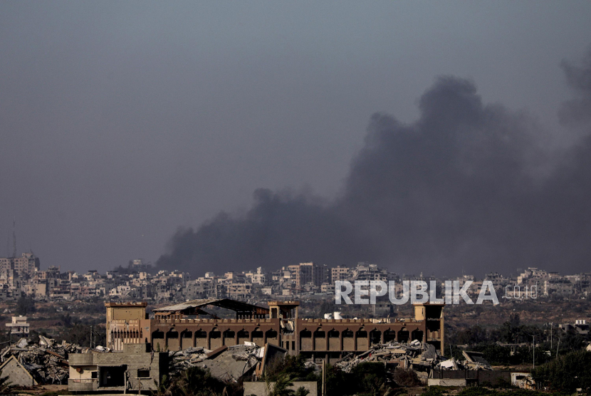  Asap mengepul saat terjadinya serangan militer Israel di Kota Gaza, Kamis (11/7/2024). Tentara Israel kembali meminta semua penduduk untuk meninggalkan Gaza di tengah serangan militer yang semakin intensif di kota utama wilayah Palestina tersebut.